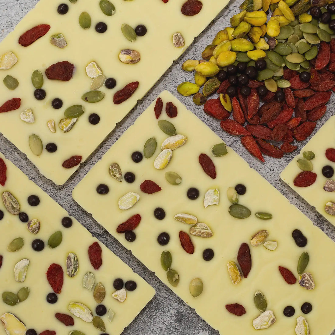 Vida Blanca - White Chocolate Bar showing front hexagon pattern and back with Goji Berries, Pistachio, Pumpkin Seeds